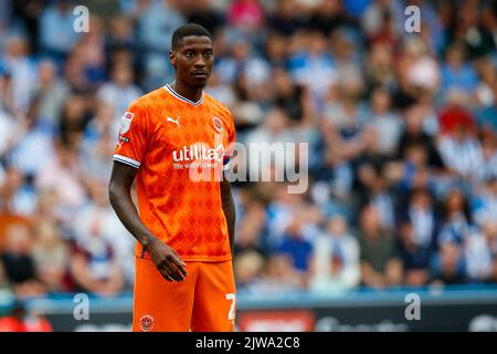 Huddersfield, Großbritannien. 04. September 2022. Marvin Ekpiteta #21 von Blackpool während des Sky Bet Championship-Spiels Huddersfield Town gegen Blackpool im John Smith's Stadium, Huddersfield, Großbritannien, 4.. September 2022 (Foto von Ben Early/News Images) in Huddersfield, Großbritannien am 9/4/2022. (Foto von Ben Early/News Images/Sipa USA) Quelle: SIPA USA/Alamy Live News Stockfoto