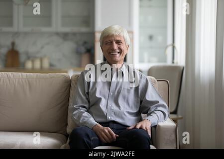 Glücklicher älterer älterer 60s Mann im Innenbereich Stockfoto