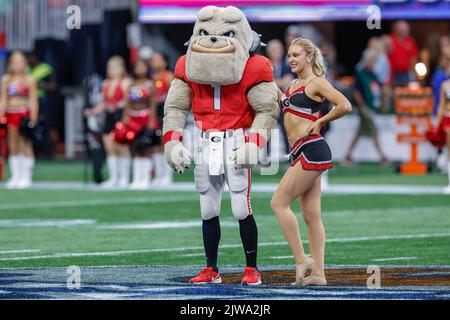 Atlanta, Georgia. 3. September 2022. Das Chick-fil-A-Kickoff-Spiel mit den Georgia Bulldogs und den Oregon Ducks, gespielt im Mercedes Benz Stadium in Atlanta, Georgia. Georgien besiegt Oregon 49-3. Cecil Copeland/CSM/Alamy Live News Stockfoto