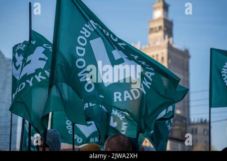 Warszawa, Polen. 11.. November 2021. Die Teilnehmer halten während des Unabhängigkeitsmarsches Flaggen der radikalen nationalen Organisation. Am 11. November wird der unabhängigkeitsmarsch jährlich von radikalen nationalen Kreisen organisiert. Der marsch weckt in der Gesellschaft viele Ängste und Emotionen aufgrund der Verluste, die Warschau nach diesem marsch in den vergangenen Jahren erlitten hat, kamen an diesem Tag Polizeieinheiten aus allen Polen in die Hauptstadt, um Ordnung und Sicherheit der Demonstranten zu gewährleisten. (Bild: © Pawe? WrÃ³Blewski/SOPA-Bilder über ZUMA Press Wire) Stockfoto