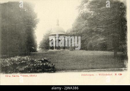 Blick über den Teich auf der Kuppel im Willinkshof Park in Rijsenburg. N.B. später wurde der Name Willinkshof in Beerschoten-Willinkshof geändert. Die Gemeinden Driebergen und Rijsenburg wurden am 1. Mai 1931 in die Gemeinde Driebergen-Rijsenburg zusammengeführt. Stockfoto