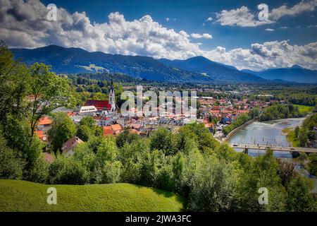 DE - OBERBAYERN: Blick von Kalvarienberg auf Bad Tölz und die Isar (HDR-Fotografie) Stockfoto