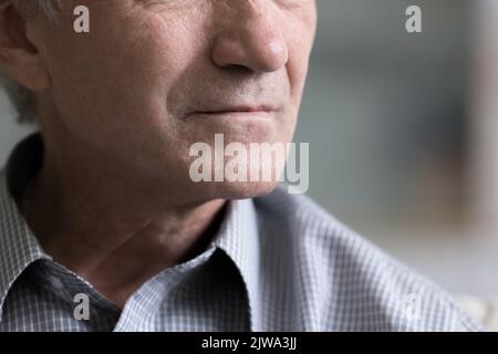 Unteres Gesicht eines älteren Mannes mit abgeschnittenem Porträt Stockfoto
