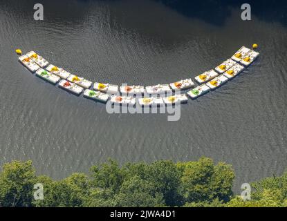 Luftbild, aufgereihte Tretboote auf der Ruhr in Hengsteysee, Formen und Farben, Boele, Hagen, Ruhrgebiet, Nordrhein-Westfalen, Deutschland, Boote, DE, Stockfoto