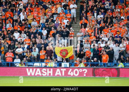 Huddersfield, Großbritannien. 04. September 2022. Blackpool-Fans halten eine Flagge hoch, auf der der lancashire während des Sky Bet Championship-Spiels Huddersfield Town gegen Blackpool im John Smith's Stadium, Huddersfield, Großbritannien, 4.. September 2022 (Foto von Ben Early/News Images) in Huddersfield, Großbritannien am 9/4/2022. (Foto von Ben Early/News Images/Sipa USA) Quelle: SIPA USA/Alamy Live News Stockfoto