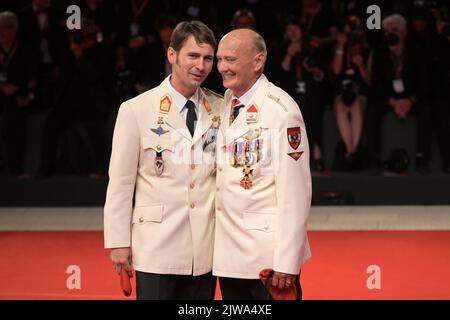 Venedig, Italien. 03. September 2022. Mario Falak (l.) und Charles Eismayer besuchen den roten Teppich „Eismayer“ auf den Internationalen Filmfestspielen von Venedig 79.. Quelle: Stefanie Rex/dpa/Alamy Live News Stockfoto