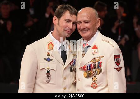 Venedig, Italien. 03. September 2022. Mario Falak (l.) und Charles Eismayer besuchen den roten Teppich „Eismayer“ auf den Internationalen Filmfestspielen von Venedig 79.. Quelle: Stefanie Rex/dpa/Alamy Live News Stockfoto