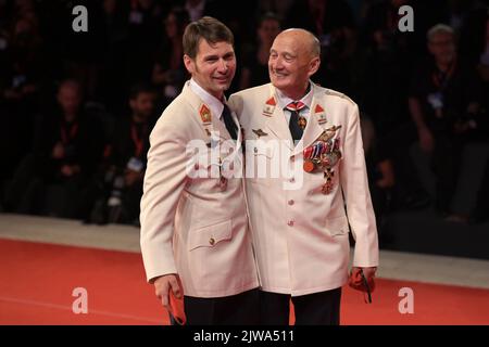 Venedig, Italien. 03. September 2022. Mario Falak (l.) und Charles Eismayer besuchen den roten Teppich „Eismayer“ auf den Internationalen Filmfestspielen von Venedig 79.. Quelle: Stefanie Rex/dpa/Alamy Live News Stockfoto