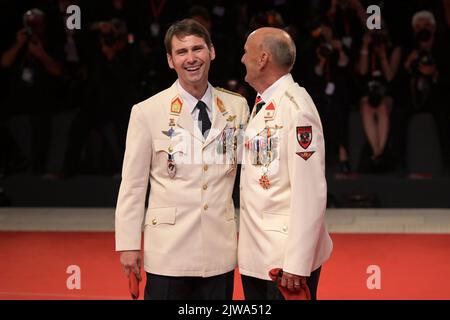 Venedig, Italien. 03. September 2022. Mario Falak (l.) und Charles Eismayer besuchen den roten Teppich „Eismayer“ auf den Internationalen Filmfestspielen von Venedig 79.. Quelle: Stefanie Rex/dpa/Alamy Live News Stockfoto