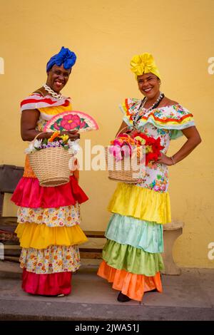 Traditionelle, farbenfrohe kubanische Kostüme, die von Havanna-Damen getragen werden Stockfoto