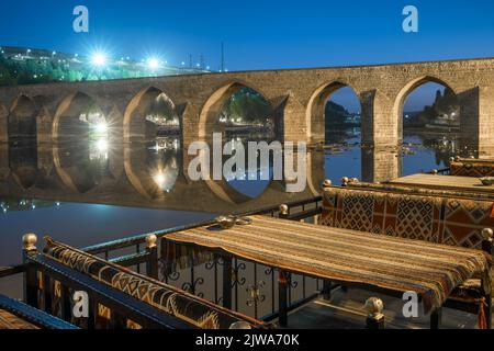 Diyarbakir, Türkei historischer zehnäugiger Brückenblick über den Fluss Tigris bei Nacht, Türkei Stockfoto