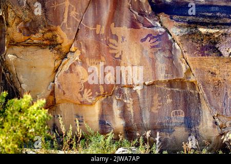Felszeichnungen Felskunst in Legend Rock State Archaeological Site, Wyoming - die Felszeichnungen sind im Dinwoody-Stil gehalten. Die Figur mit einer Linienverbindung Stockfoto