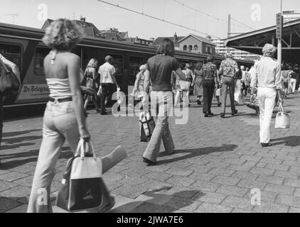 Bild von Zugreisenden während des Sommers Druck auf die Plattform des N.S. Bahnhof Zandvoort aan Zee in Zandvoort. Stockfoto