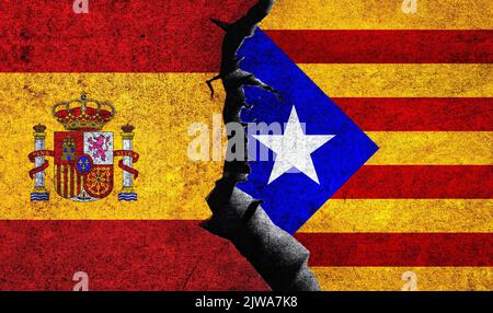 Spanien gegen Katalonien Flaggen an einer Wand mit einem Riss. Spanien Katalonien. Katalonien Spanien Konflikt, Kriegskrise, Wirtschaft, Beziehungen, Handelskonzept Stockfoto