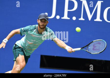 New York, Gbr. 04. September 2022. New York Flushing Meadows US Open Day 7 04/09/2022 Cotentin Moutet (FRA) verliert vierte Runde Kredit: Roger Parker/Alamy Live News Stockfoto