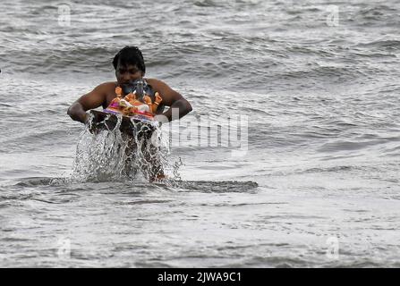 Mumbai, Indien. 04. September 2022. Ein Anhänger trägt das Idol des elefantenköpfigen Hindu-gottes Ganesh zum Eintauchen am Juhu-Strand in Mumbai. Ganapati Immersion ist ein zehntägiges Festival, das am 9.. September 2022 abgeschlossen wurde. (Foto von Ashish Vaishnav/SOPA Images/Sipa USA) Quelle: SIPA USA/Alamy Live News Stockfoto