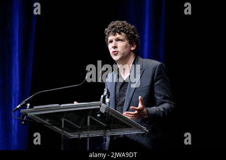 Jesse Eisenberg nimmt am 4. September 2022 an der Vorführung von When You Finish Saving the World während des Deauville American Film Festival 48. in Deauville, Frankreich, Teil. Foto von Julien Reynaud/APS-Medias/ABACAPRESS.COM Stockfoto