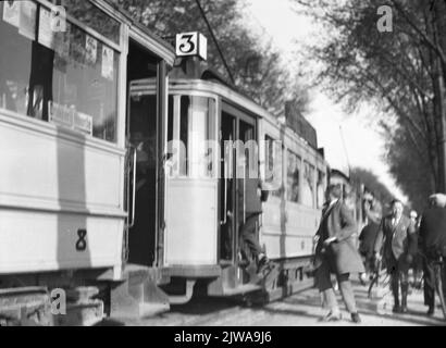 Bild einer Serie von elektrischen Straßenbahnen der G.E.T.U auf dem Amsterdamsestraatweg in Zuilen (in der Nähe des Julianaparks) für Besucher des Hercules Voetbalveld.n.b. Dieser Teil des Amsterdamsestraatweges ist am 1. Januar 1954 der Gemeinde Utrecht beigetreten. Stockfoto