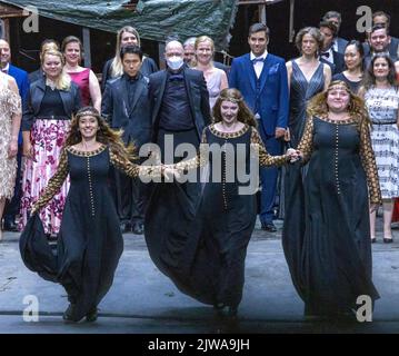 Chorknister, Vorhang-Ruf bei Wagners Tannhauser, Bayreuther Opernfestspiele 2022, Bayern, Deutschland Stockfoto