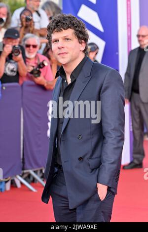 Jesse Eisenberg nimmt am 4. September 2022 an der Vorführung von When You Finish Saving the World während des Deauville American Film Festival 48. in Deauville, Frankreich, Teil. Foto von Julien Reynaud/APS-Medias/ABACAPRESS.COM Stockfoto