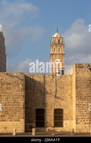 HAIFA, ISRAEL - 21. JULI 2022: Die Al-Jarina Moschee (Al-Masjid Al-Kabir) wurde Ende des 18.. Jahrhunderts, während der osmanischen Ära, erbaut. Stockfoto