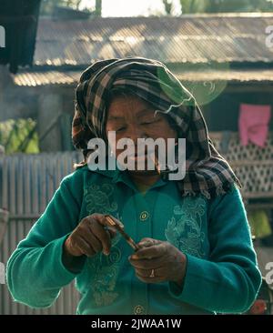 Porträt einer Frau aus dem Stamm der Marma in Bandarban, Bangladesch. Stockfoto