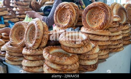 Naan-Rundbrot und Fladenbrot in einem Tandoori-Ofen, einem zentralasiatischen Brauch, Osch-Basar, Kirgisistan. Stockfoto