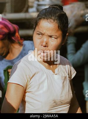 Porträt einer Frau aus dem Stamm der Marma in Bandarban, Bangladesch. Stockfoto