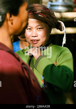 Porträt einer Frau aus dem Stamm der Marma in Bandarban, Bangladesch. Stockfoto