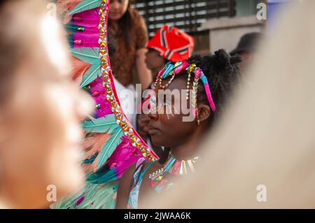 NOTTING HILL, LONDON, ENGLAND- 29. August 2022: Frau im Samba-Outfit in der Menge am zweiten Tag des Notting Hill Carnival 2022 Stockfoto