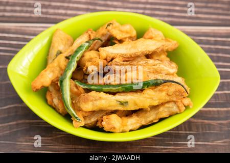 Indian Street Food Crispy Fried Potato Wedges werden auch als Aloo Bhajji, Alu Bajji, Aaloo Pakoda oder Pakora aus Bengalen Gram Mehl Besan Coat Stockfoto