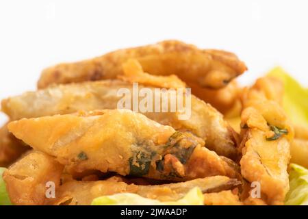 Indian Street Food Crispy Fried Potato Wedges werden auch als Aloo Bhajji, Alu Bajji, Aaloo Pakoda oder Pakora aus Bengalen Gram Mehl Besan Coat Stockfoto