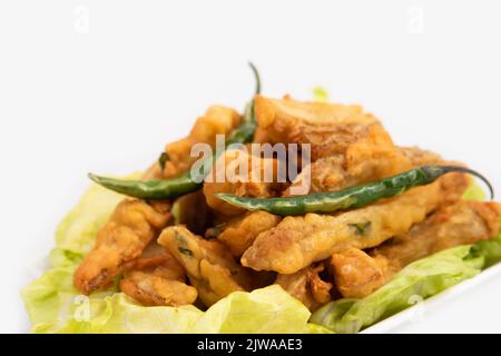 Indian Street Food Crispy Fried Potato Wedges werden auch als Aloo Bhajji, Alu Bajji, Aaloo Pakoda oder Pakora aus Bengalen Gram Mehl Besan Coat Stockfoto