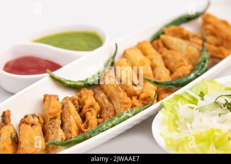 Indian Street Food Crispy Fried Potato Wedges werden auch als Aloo Bhajji, Alu Bajji, Aaloo Pakoda oder Pakora aus Bengalen Gram Mehl Besan Coat Stockfoto