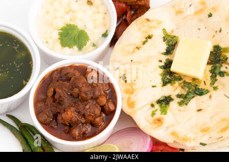 Chole Kulche Auch Als Matar Kulcha, Chhole Kulche Ist Weit Verbreitet Beliebt Delhi Street Food. Das Gericht Besteht Aus Leicht Gesäuertem Weichen Flauschigen Fladenbrot Stockfoto