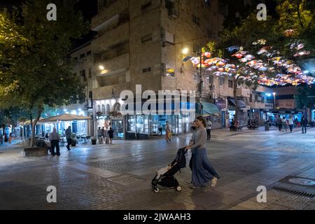 Fußgänger gehen nachts in der Ben Yehuda Fußgängerzone, West Jerusalem, Israel Stockfoto