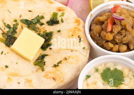 Chole Kulche Auch Als Matar Kulcha, Chhole Kulche Ist Weit Verbreitet Beliebt Delhi Street Food. Das Gericht Besteht Aus Leicht Gesäuertem Weichen Flauschigen Fladenbrot Stockfoto