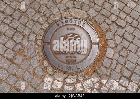 Eine Schachtabdeckung der Expo '98 auf dem Expo-Gelände in Lissabon, Portugal Stockfoto