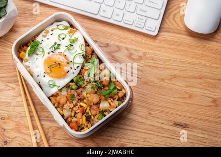 Shrimp gebratener Reis mit Gemüse und Ei in einer Lunchbox Stockfoto