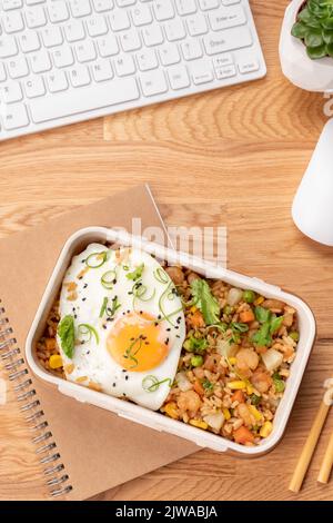 Shrimp gebratener Reis mit Gemüse und Ei in einer Lunchbox Stockfoto