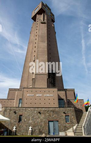 Die Abbildung zeigt den Ijzertoren - Yser-Turm, während der Ausgabe 95. der Ijzerbedevaart (Pilgerfahrt der Yser), einer jährlichen Veranstaltung zum Gedenken an die während des Ersten Weltkriegs getöteten flämischen Soldaten, in Diksmuide, Sonntag, 04. September 2022. Zunächst vom Pazifismus beeinflusst, wurde es zunehmend mit der Flämischen Bewegung in Verbindung gebracht. Es ist gleichzeitig ein politisches Treffen, das nach einer politischen Autonomie Flämisch strebt. Die Ziele des jährlichen Treffens sind "No More war", "Autonomie" und "Waffenstillstand Gottes". BELGA FOTO NICOLAS MAETERLINCK Stockfoto