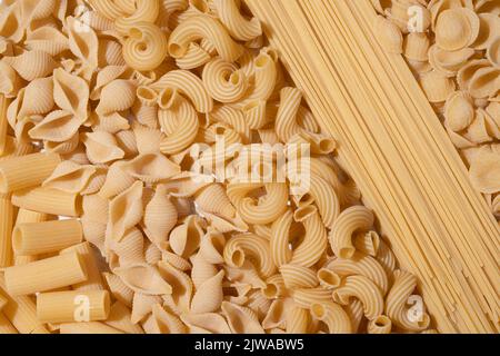 Verschiedene Arten von roher Pasta auf textiler Basis Stockfoto