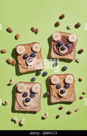 Lustige Kinder tragen Toasts mit Muttern Butters Stockfoto