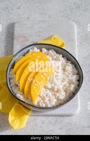 Frische reife Mango und klebriger Reis mit Kokosmilch Stockfoto