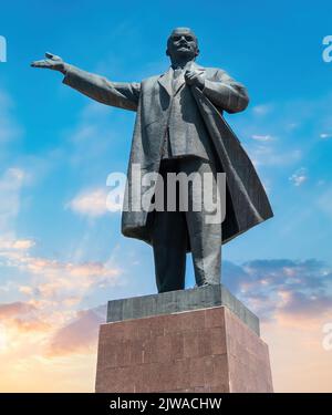 Osch, Kirgisistan - 2022. Mai: Wladimir-Lenin-Statue in Osch-Stadt. Wladimir Lenin war ein revolutionärer Politiker und politischer Denker aus Russland. Stockfoto