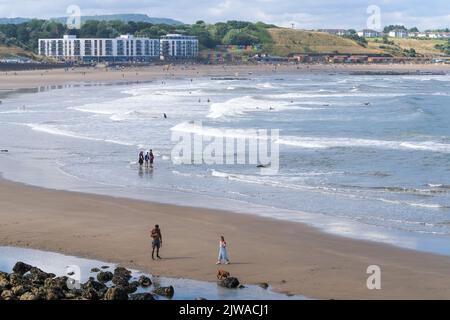 Scarborough, North Yorkshire, Großbritannien, September 1 2022 Ein Sommerblick über die Scarborough South Bay mit Urlaubern, die den Strand und das Meer genießen. Stockfoto