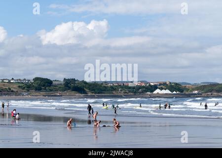 Scarborough, North Yorkshire, Großbritannien, September 1 2022 Ein Sommerblick über die Scarborough South Bay mit Urlaubern, die den Strand und das Meer genießen. Stockfoto