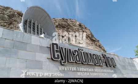 Osch, Kirgisistan - Mai 2022: Das Höhlenmuseum, offiziell als National Historical and Archaeological Museum Complex Sulayman oder Osh Regional Museum bezeichnet Stockfoto