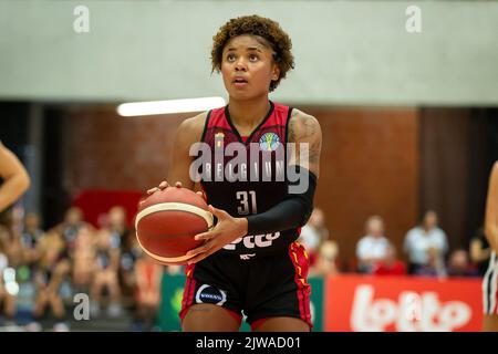 Die belgische Maxuella Lisowa Mbaka wurde während eines freundlichen Basketballspiels zwischen der belgischen Frauennationalmannschaft der Belgischen Katzen und Frankreich am Sonntag, dem 04. September 2022, in Kortrijk fotografiert. BELGA FOTO JAMES ARTHUR GEKIERE Stockfoto