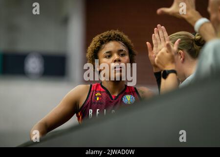 Die belgische Maxuella Lisowa Mbaka wurde während eines freundlichen Basketballspiels zwischen der belgischen Frauennationalmannschaft der Belgischen Katzen und Frankreich am Sonntag, dem 04. September 2022, in Kortrijk fotografiert. BELGA FOTO JAMES ARTHUR GEKIERE Stockfoto